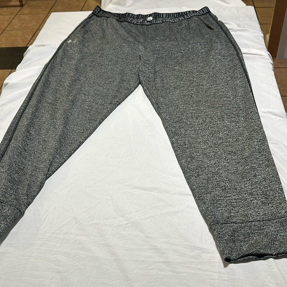 Under Armour Pants - Under Armour Size XLarge Gray and Black pants with pockets HeatGear